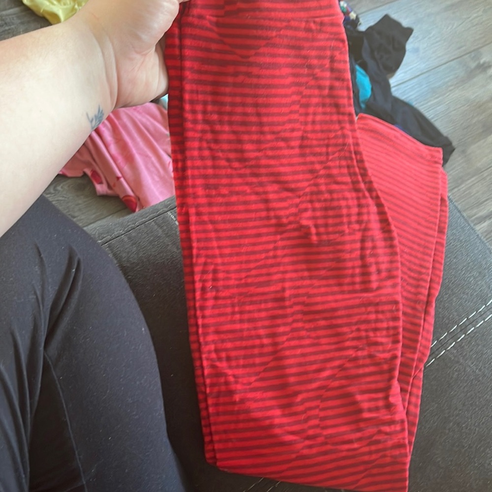 Valentine’s Day leggings with striped and hearts